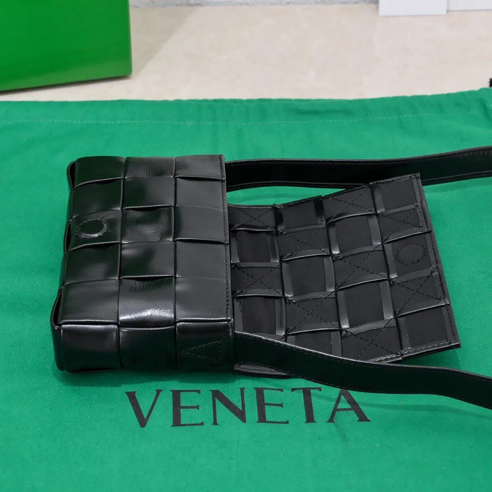 Batch 1460 Bv new autumn and winter Cassette small pillow bag. Classic weaving technology. Oil wax leather design pillow bag. It has developed into a family series and has become the trump card of the new Bottega bag. 🔥 It is a must-have for fashionistas to match frequently selected fashion items and contemporary exquisite workman concave shapes. 💚Cute and cute. The medium size is launched in the latest color. Beautiful and dreamy, super exciting💓 Size: 17.5*10.5*3cm, model: 7587#